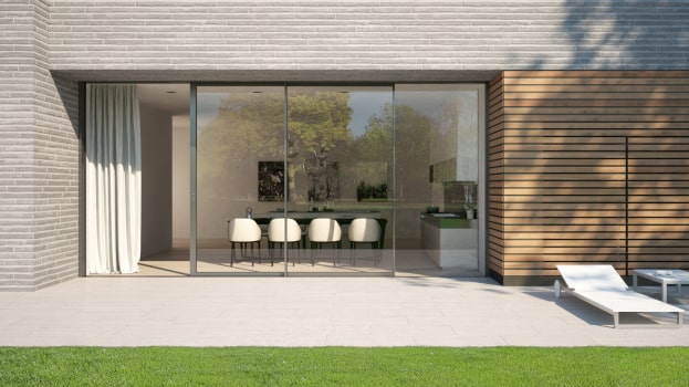 Zimmer mit großen Terrassentüren von außen