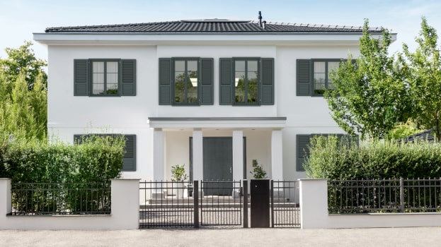 Haus mit Fenstern im Vintage-Stil von außen